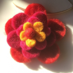 DeeWeeBroche fleur en laine bouillie en rouge orangé fuchsia