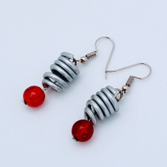 DeeWeeBoucles d'oreilles aluminium et perles de verre craquelées rouge
